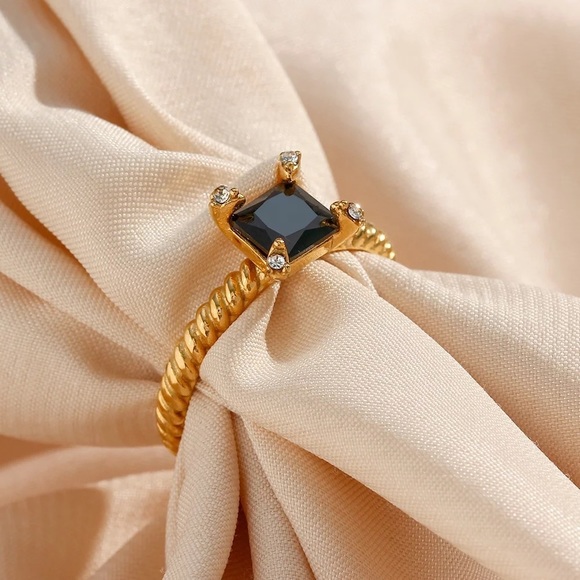 Solitaire rings - Picture 3 of 3